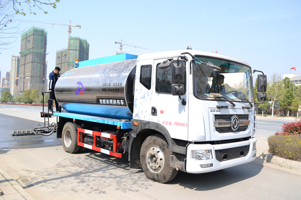 維護(hù)和維修油罐專(zhuān)用車(chē)