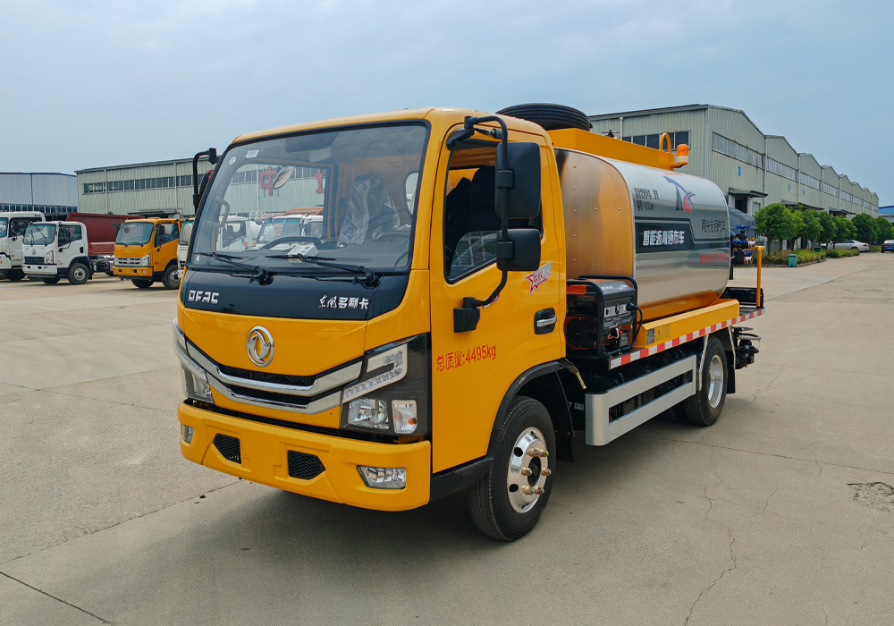 4.5噸東風(fēng)藍(lán)牌瀝青灑布車(chē)
