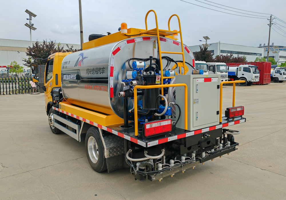 4.5噸東風(fēng)藍(lán)牌瀝青灑布車(chē)